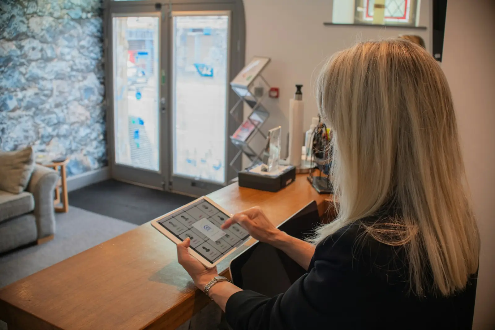 Accoglienza al banco con un tablet