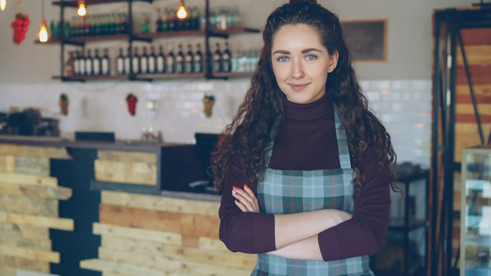 Titolare di un bar davanti al suo locale