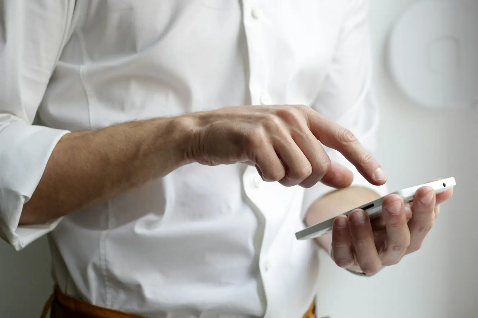 Persona che usa uno smartphone