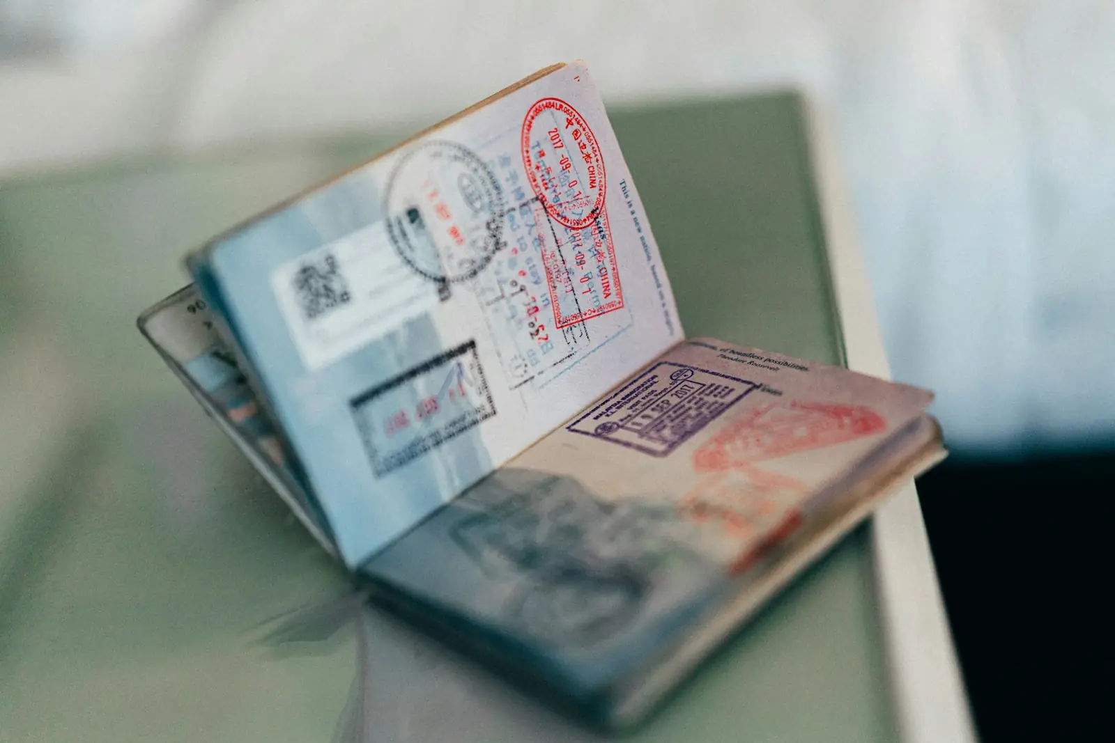 Passaporto aperto con timbri